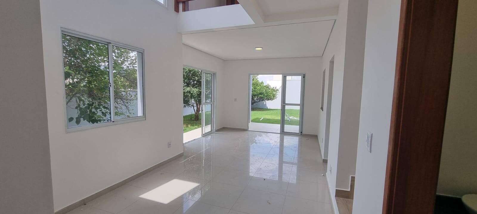 Casa de Condomínio à venda com 1 quarto, 250m² - Foto 2