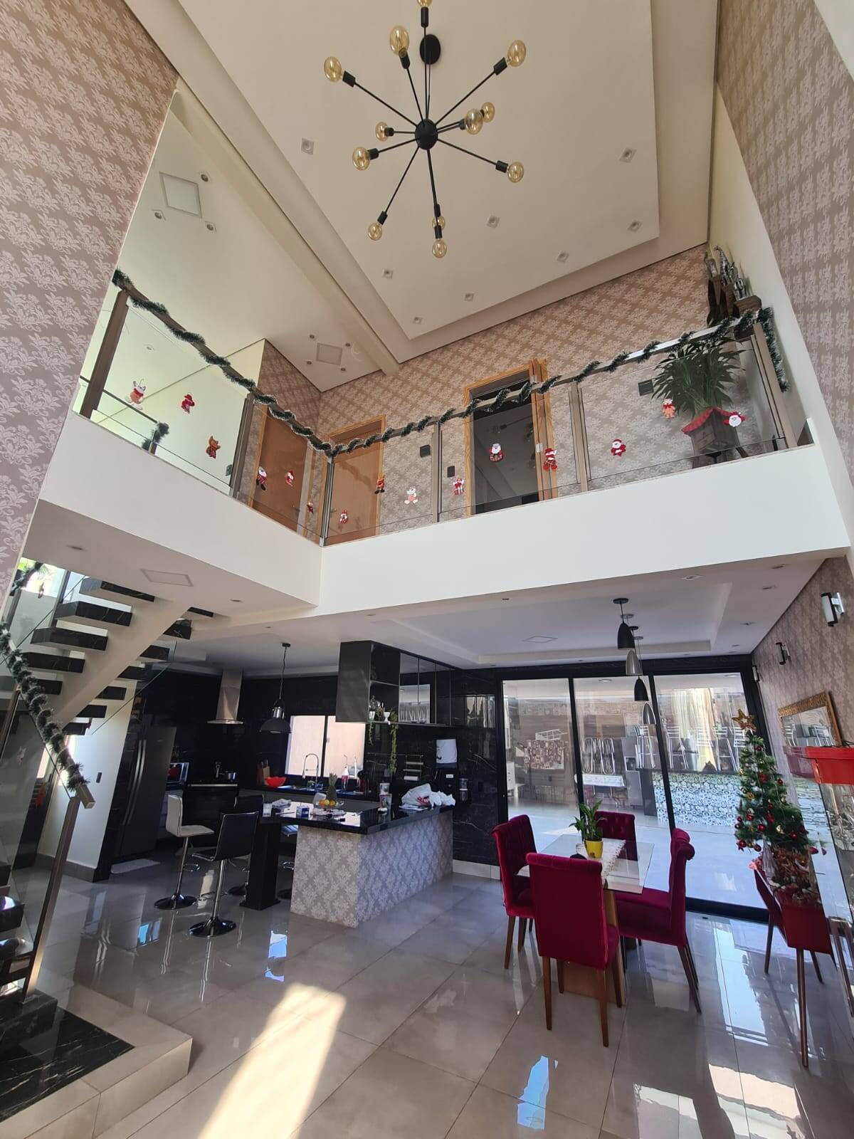 Casa de Condomínio à venda com 3 quartos, 250m² - Foto 1