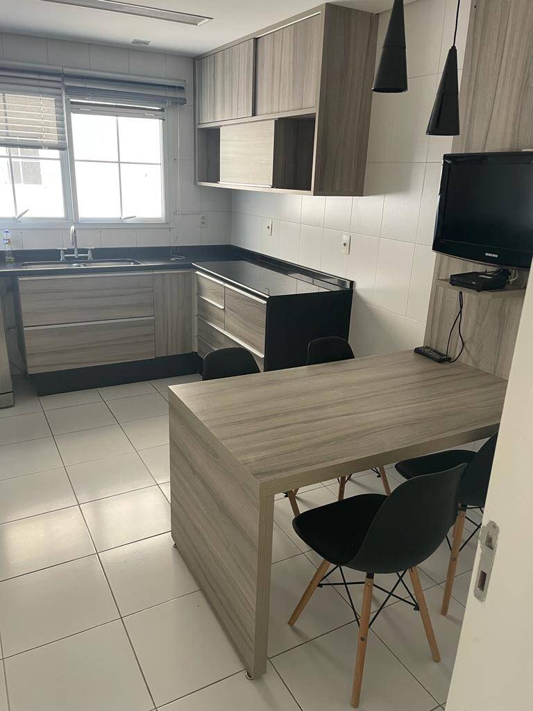 Apartamento à venda com 3 quartos, 157m² - Foto 2