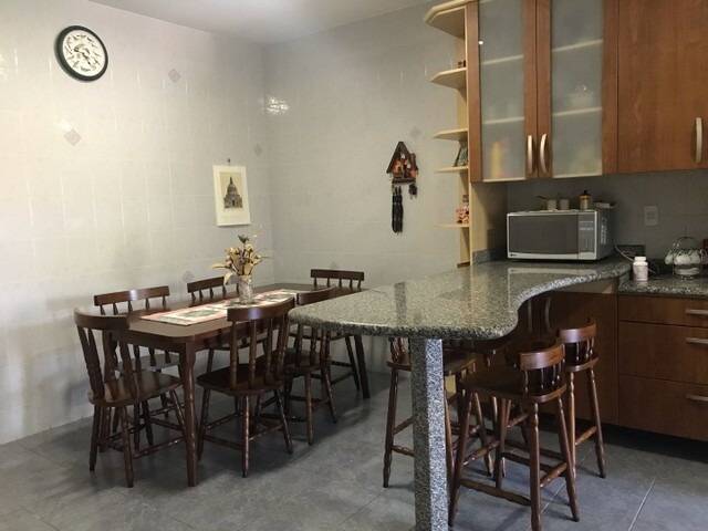 Casa à venda com 3 quartos, 250m² - Foto 1