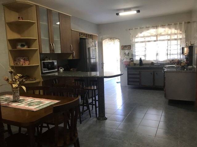 Casa à venda com 3 quartos, 250m² - Foto 2