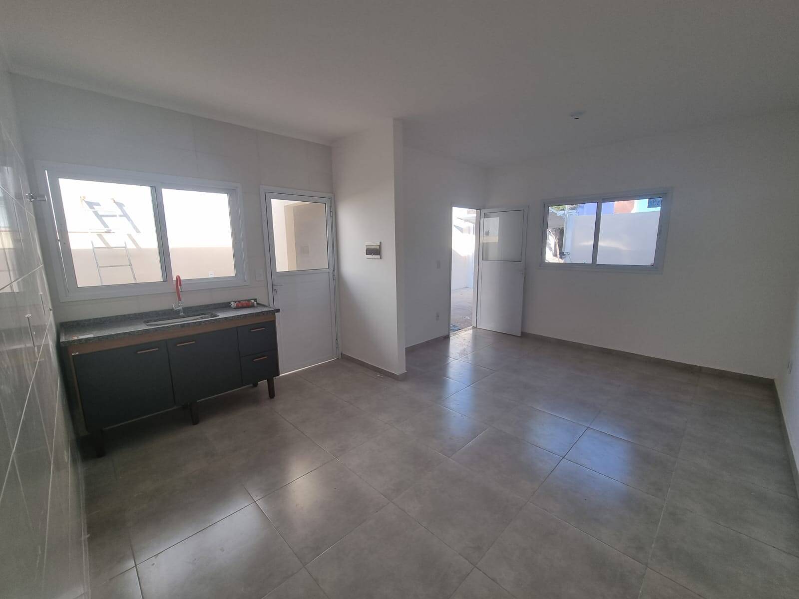 Casa à venda com 2 quartos, 60m² - Foto 1