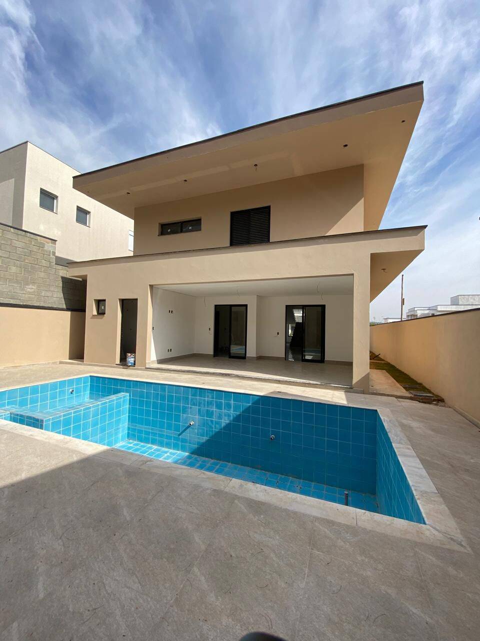 Casa à venda com 4 quartos, 261m² - Foto 1